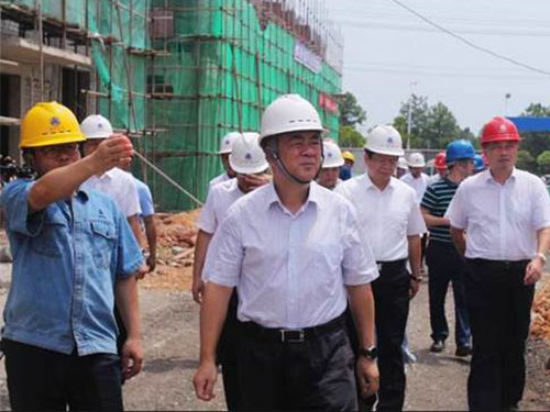 江西省人大常委会党组副书记、副主任 朱虹来抖圈贵溪化工农药有限公司开展巡河督导